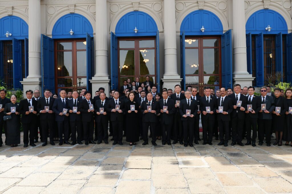 พลเอกประวิตร ร่วมลงนามถวายความอาลัย พระพันปีหลวง