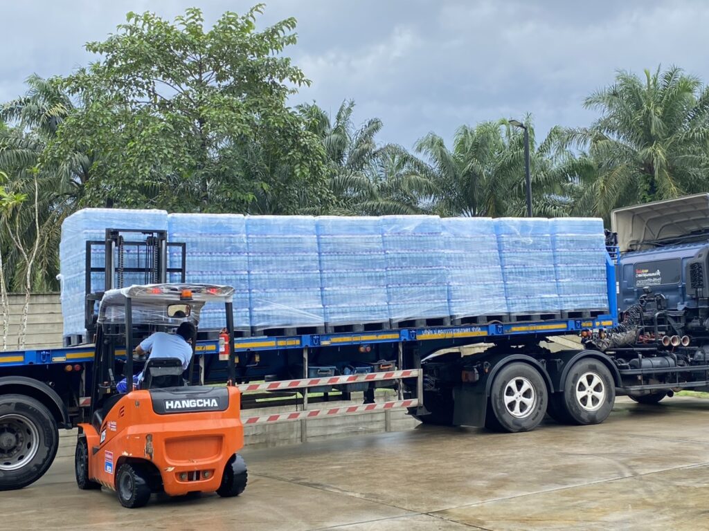 "บิ๊กโจ๊ก" ส่งน้ำ 7200 แพ็ค ช่วยชาวหาดใหญ่ ฝ่าวิกฤตน้ำท่วม