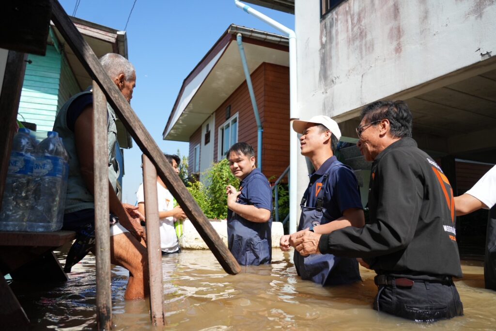 "เท้ง" ลุยน้ำท่วมปทุมธานี แนะ รบ.ทบทวนบริหารจัดการน้ำ