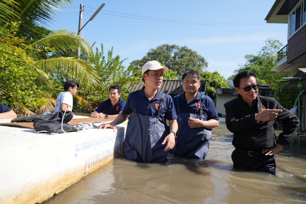 "เท้ง" ลุยน้ำท่วมปทุมธานี แนะ รบ.ทบทวนบริหารจัดการน้ำ