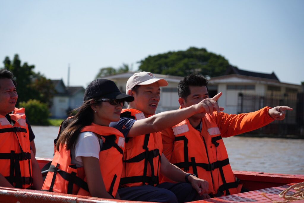 "เท้ง" ลุยน้ำท่วมปทุมธานี แนะ รบ.ทบทวนบริหารจัดการน้ำ