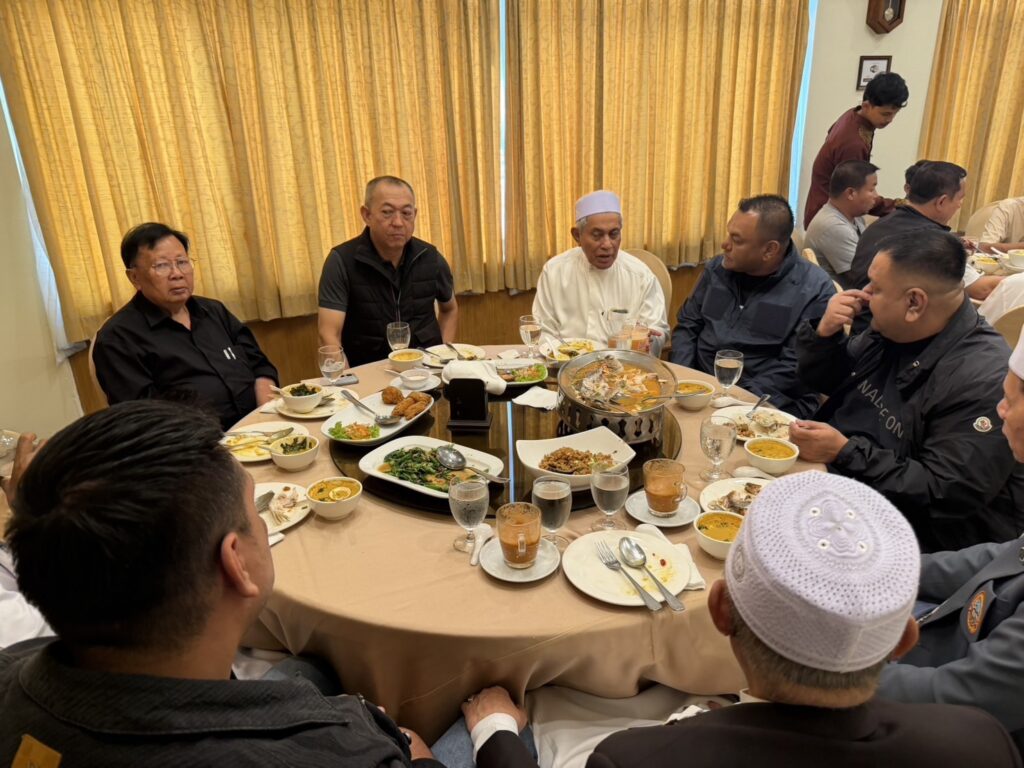 “อามินทร์” หอบดอกไม้ต้อนรับ “เฉลิมชัย” ส่งสัญญาณร่วมงานการเมือง “กล้าธรรม”