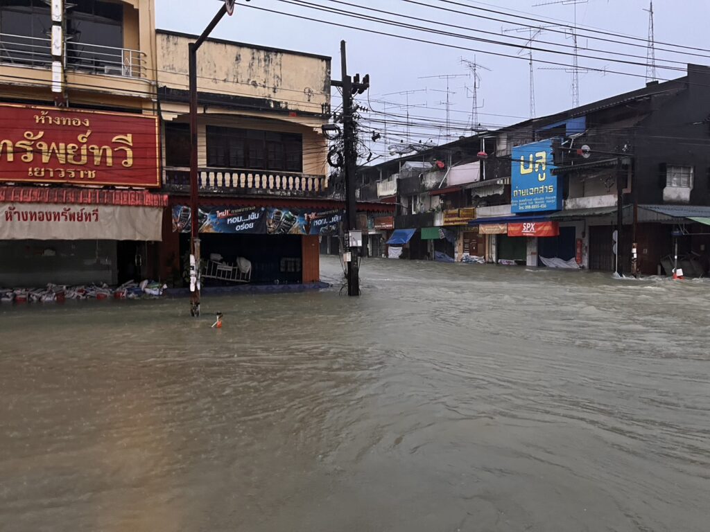 ตรังน้ำสูง 30 ซม.– สงขลาอ่วม น้ำท่วมหนัก