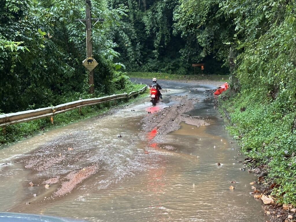 น้ำป่าเขาใหญ่ ไหลหลาก ทะลักลงลำตะคองมากสุดในรอบปี