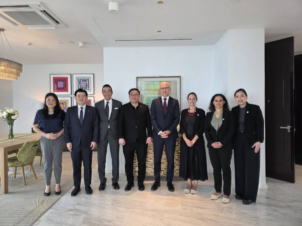 กก.บห.เพื่อไทย ร่วมมื้อเที่ยงทูตอังกฤษ ย้ำปราบสแกมเมอร์นโยบายเรือธง