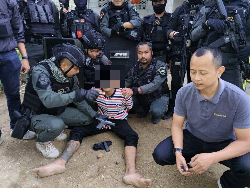 จับแล้ว 1 ทีม M16 ถล่มบ้านครู เร่งล่าอีก 1 