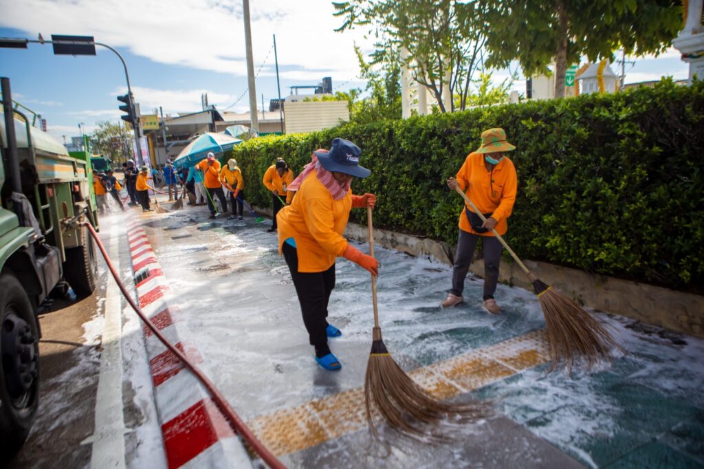 เมืองพัทยาลุยล้างถนน ลดฝุ่น PM 2.5 สร้างเชื่อมั่นท่องเที่ยว