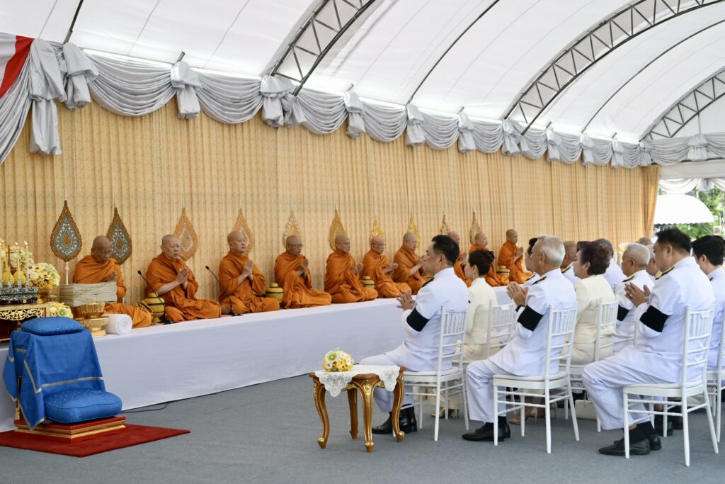  นายกฯ นำตักบาตร "วันพ่อ" น้อมรำลึกในหลวง ร.9 พร้อมวางพานพุ่ม