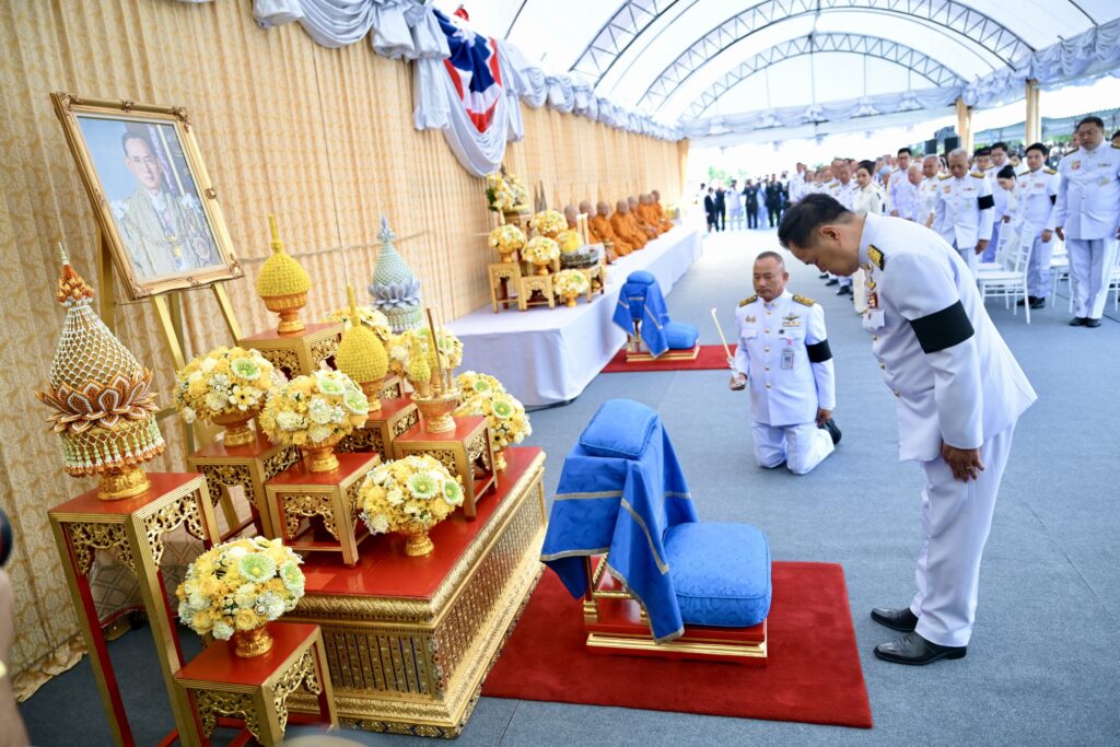  นายกฯ นำตักบาตร "วันพ่อ" น้อมรำลึกในหลวง ร.9 พร้อมวางพานพุ่ม