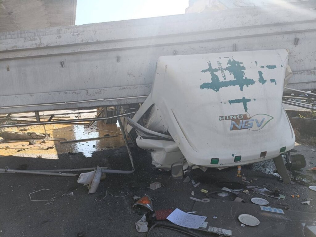 ด่วน สะพานลอยถล่มทับรถ เจ็บ 3 กู้ภัยเร่งช่วยเหลือ