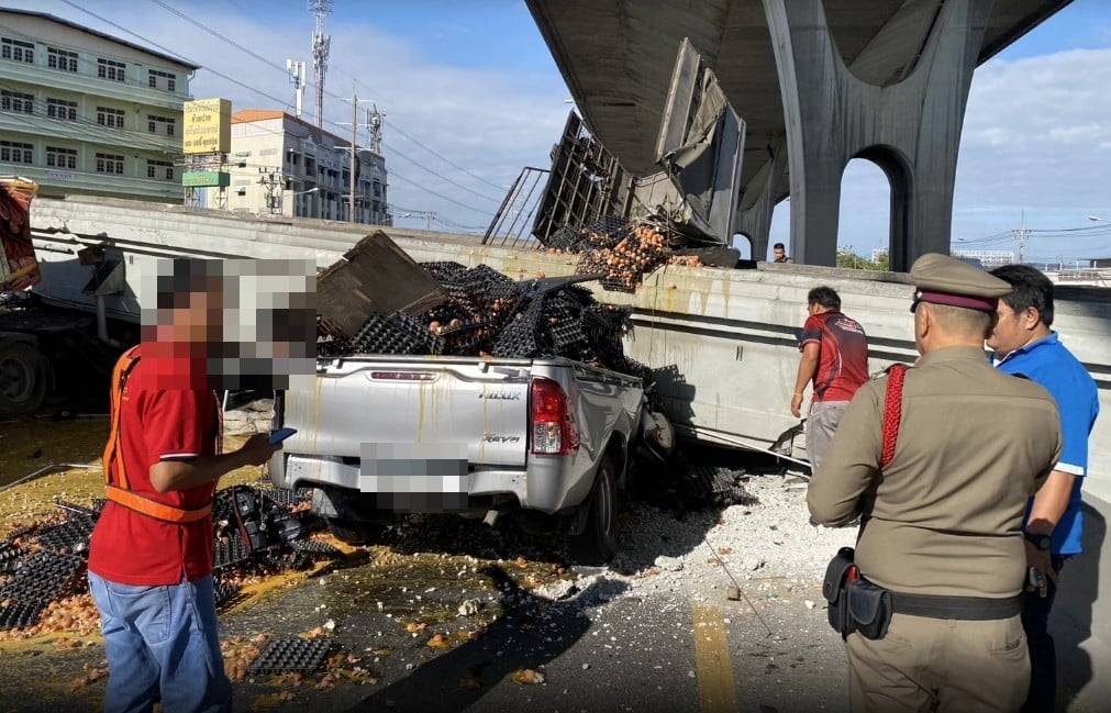 ด่วน สะพานลอยถล่มทับรถ  เจ็บ 3 กู้ภัยเร่งช่วยเหลือ