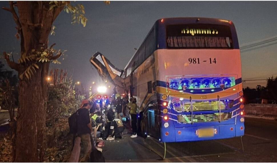 ระทึก! รถทัวร์ ชนท้ายสิบล้อ ผู้โดยสารเจ็บอื้อ