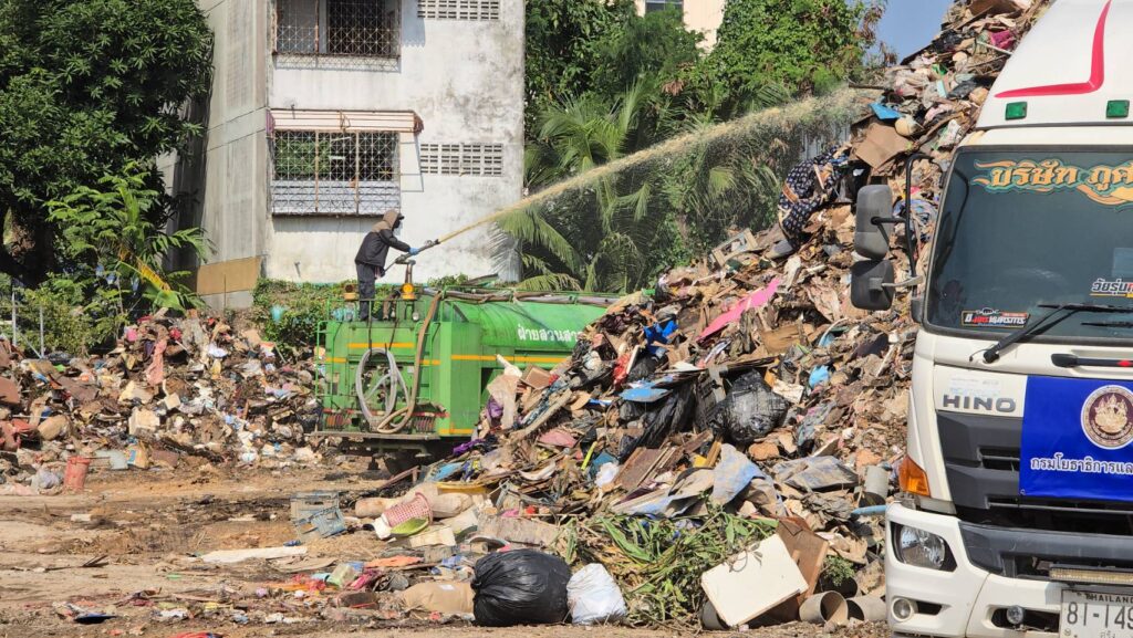 จนท.เร่งเคลียร์ขยะออกจากเมืองหาดใหญ่ - เริ่มส่งกลิ่นเหม็น 