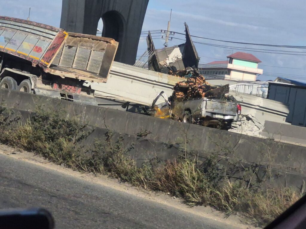 ด่วน สะพานลอยถล่มทับรถ  เจ็บ 3 กู้ภัยเร่งช่วยเหลือ