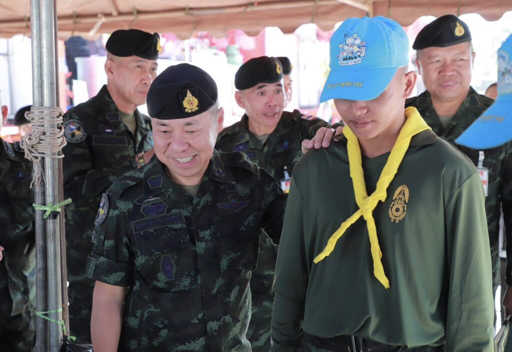 "เสธ.ทบ." ให้กำลังใจมอบของใช้จำเป็น ช่วยศูนย์พักพิงอุบลฯ