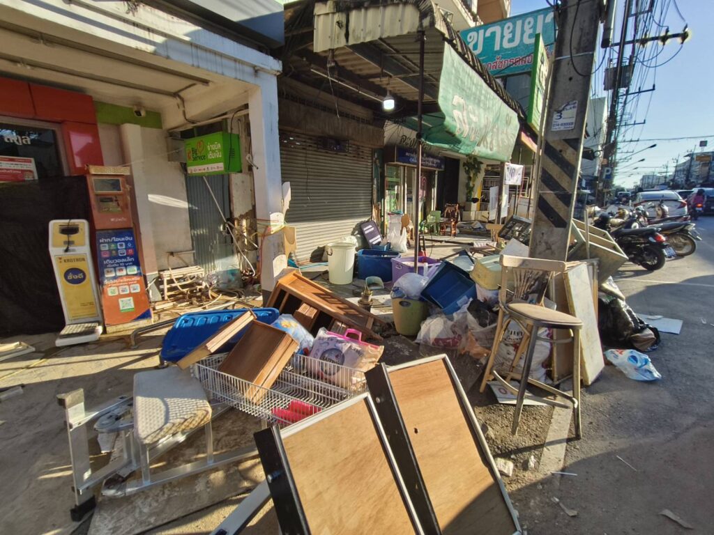 ชาวบ้านน้ำตาซึม แห่กดเงินเยียวยา 9 พัน-เจ้าหนี้ดักทวง 