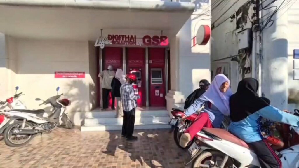 ชาวบ้านน้ำตาซึม แห่กดเงินเยียวยา 9 พัน-เจ้าหนี้ดักทวง 