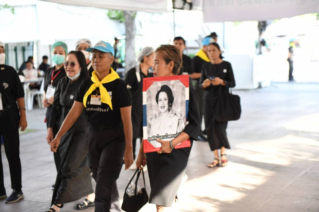 ประชาชนยังหลั่งไหล กราบถวายบังคมพระบรมศพพระพันปีหลวง