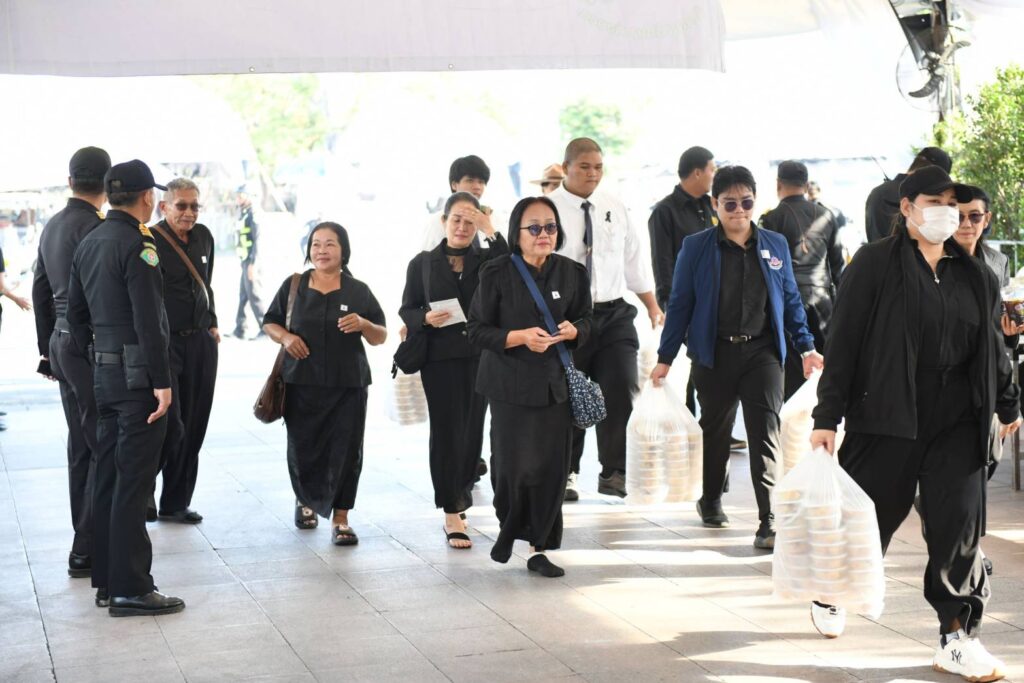 ประชาชนยังหลั่งไหล กราบถวายบังคมพระบรมศพพระพันปีหลวง