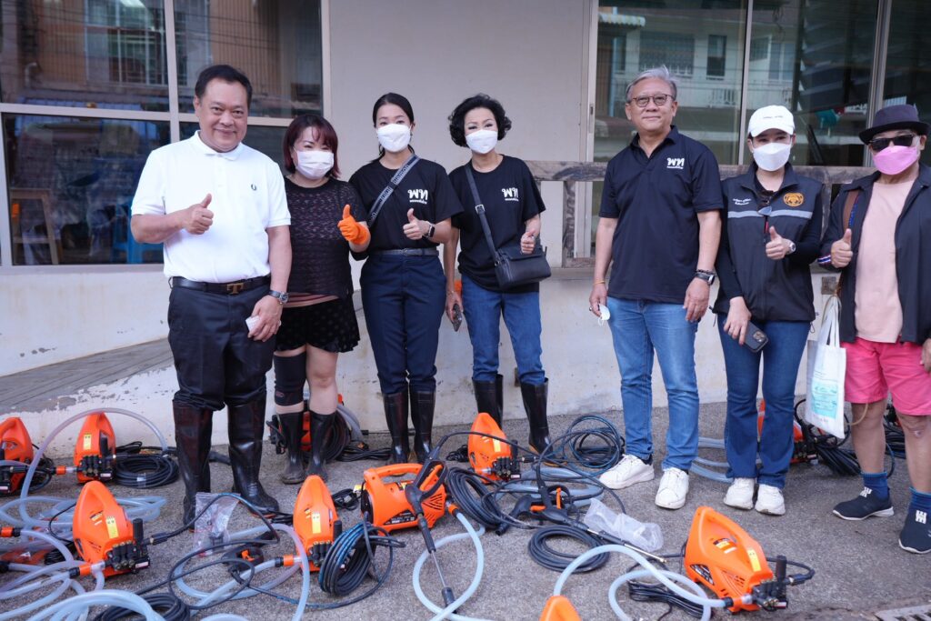 เพื่อไทย จัดทีมอาสาช่วยทำความสะอาด "ตลาดกิมหยง"