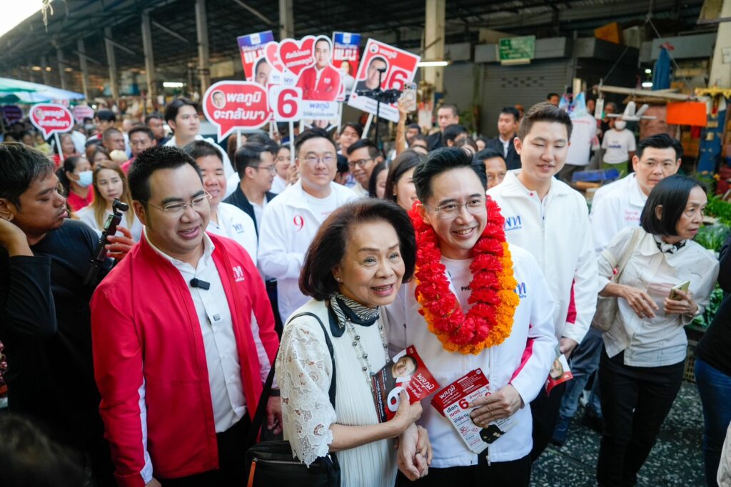 "ยศชนัน"ช่วย "พลภูมิ"หาเสียงตลาดสายเนตร ย้ำรถไฟฟ้า 20 บาททำได้จริง