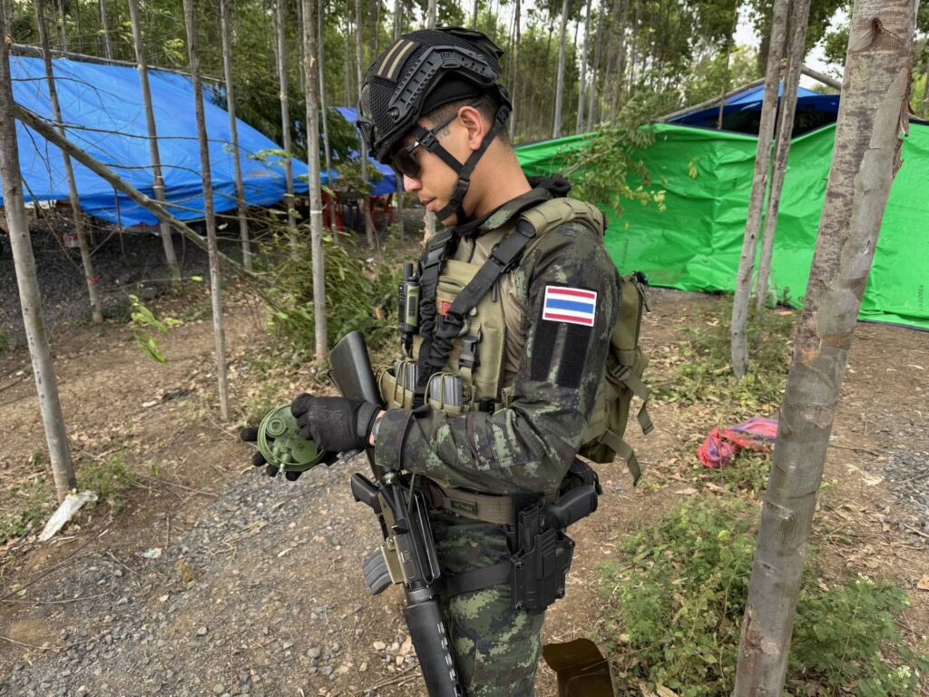 ทหารไทยเก็บกู้ทุ่นระเบิด PMN-2 หลังยึดคืน "หนองหญ้าแก้ว"