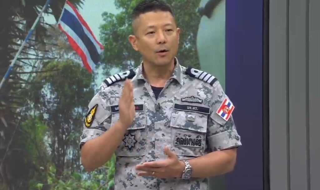 ทั้งนี้ ยืนยันฝ่ายไทยไม่ได้ยกระดับความขัดแย้งเพิ่มซึ่งการดำเนินการของฝ่ายไทยเพื่อป้องกันตนเองโดยชอบธรรม และเป็นการตอบสนองต่อภัยคุกคามความมั่นคงที่ฝ่ายกัมพูชาได้ทำมา

ส่วนที่ฝ่ายไทยยังคงปฏิบัติการทหารไม่ยอมรับ การเจรจาหยุดยิง โฆษกกระทรวงกลาโหม ย้ำว่า การปฏิบัติการทางทหารเพื่อนำสันติภาพและความสงบสุขกลับคืนมาสู่พี่น้องประชาชน จากภัยคุกคามที่มีอยู่ เราจึงจำเป็นต้องลิดรอนขีดความสามารถของภัยคุกคาม แต่เมื่อสันติภาพและความสงบสุขกลับขึ้นมา การปฎิบัติการทางทหาร ก็จะสิ้นสุดลงเช่นเดียวกัน โดยประเทศไทย เปิดกว้างในการเจรจาทางการทูตตลอดเวลา เพียงแต่การดำเนินการในช่วงที่ผ่านมาเราไม่สามารถที่จะเจรจาได้เพราะฝ่ายกัมพูชาไม่พร้อมที่จะเจรจา โดยในเรื่องความเป็นภัยคุกคามยังคงมีอยู่ พร้อมย้ำ เราต้องให้ฝ่ายกัมพูชาสิ้นสุดความเป็นปรปักษ์ก่อน ที่จะตำแหน่งงานในขั้นต่อไป

ส่วนข้อเรียกร้องที่ไทยส่งไปยังประชาคมโลก โฆษกกระทรวงกลาโหม กล่าวว่า ไทยขอ ให้ประชาคมระหว่างประเทศ เค้าจ่ายบริบทด้านความมั่นคงในพื้นที่จริงและสนับสนุนแนวทางการช่วยเหลือคุ้มครองพลเรือน ลดความตึงเครียด และเคารพอธิปไตย สำหรับเป้าหมายของไทยคือการเสริมสันติภาพให้กับพื้นที่ให้กับประเทศรักษาป้องกันอธิปไตยของไทยได้อย่างยั่งยืน