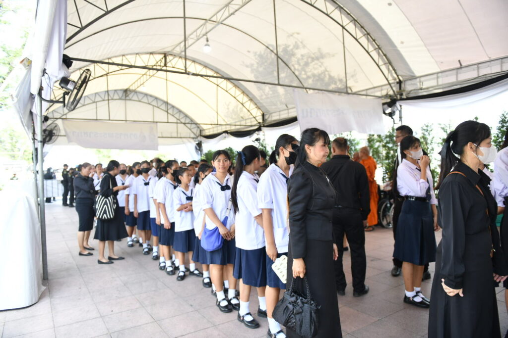 ประชาชน เข้ากราบพระบรมศพพระพันปีหลวง เนืองแน่น