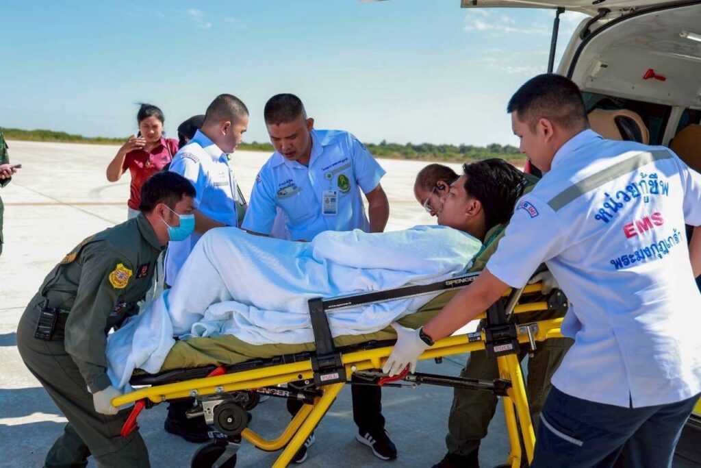 เสธ.ทบ. อำนวยการยุทธ์ รับกำลังพล 4 นาย เข้ารักษาตัว