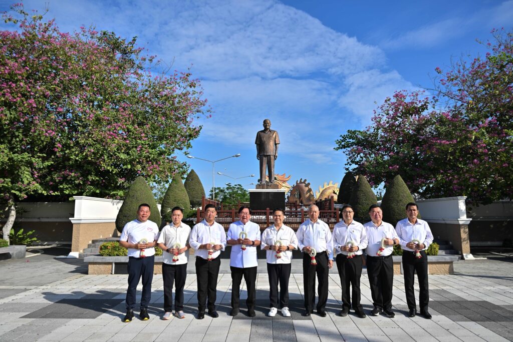 “วราวุธ” สส.สุพรรณบุรี ไหว้อนุสาวรีย์บรรหาร ก่อนไปภท.15 ธ.ค.นี้