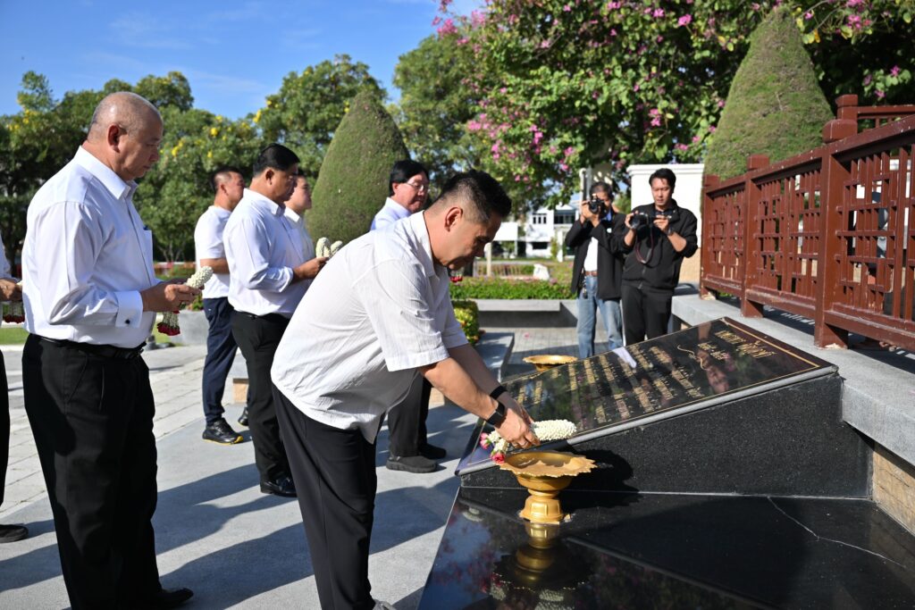 “วราวุธ” สส.สุพรรณบุรี ไหว้อนุสาวรีย์บรรหาร ก่อนไปภท.15 ธ.ค.นี้