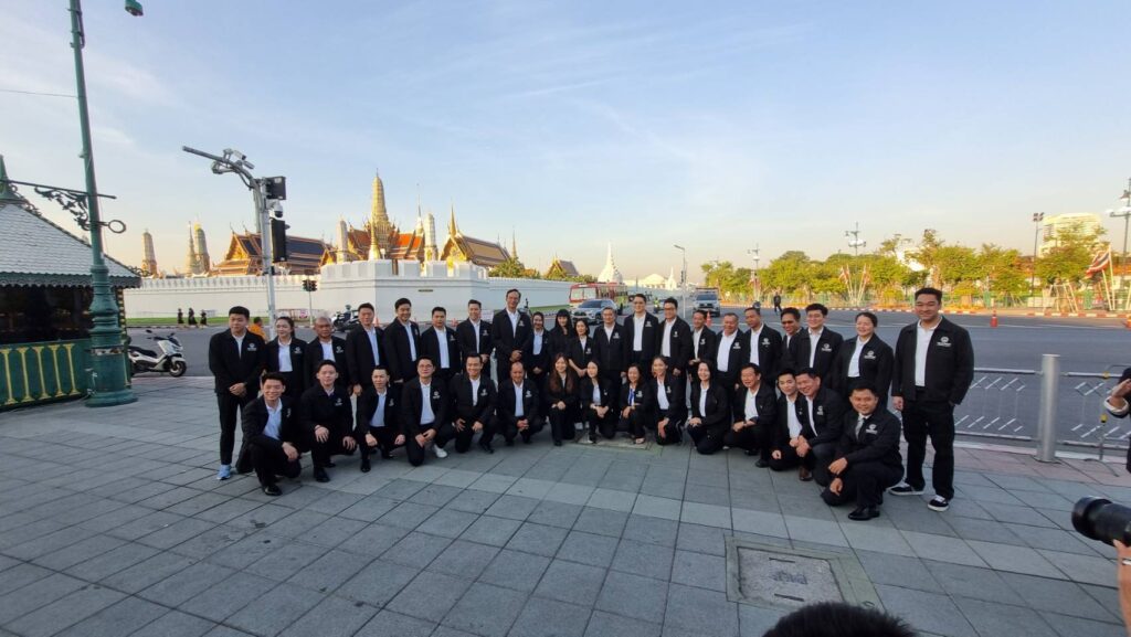 "อภิสิทธิ์" นำผู้สมัครสส.กทม.ไหว้ศาลหลักเมือง ย้ำไม่ร่วมพรรคทุนเทา ไม่แก้112 