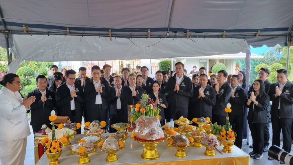 "อภิสิทธิ์" นำผู้สมัครสส.กทม.ไหว้ศาลหลักเมือง ย้ำไม่ร่วมพรรคทุนเทา ไม่แก้112 