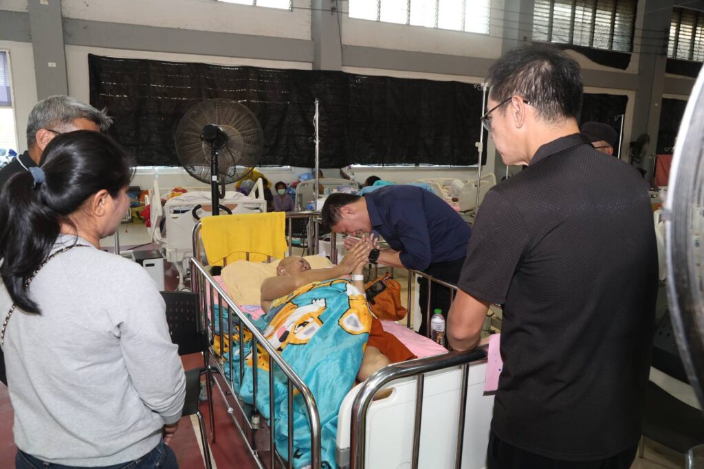 ‘ดร.เอ้’ ควงว่าที่ผู้สมัคร สส.ไทยก้าวใหม่ ลงพื้นที่ศูนย์อพยพสระแก้ว