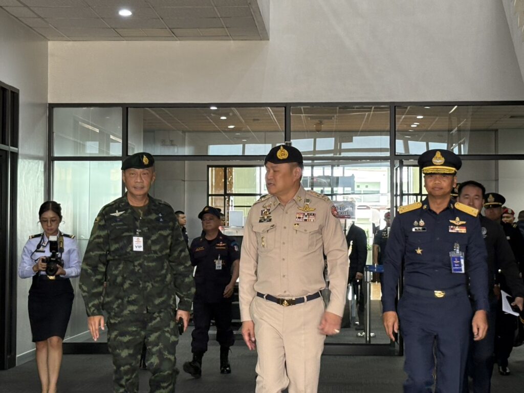 นายกฯ สวมชุด อส. นำคณะบินบุรีรัมย์ มอบนโยบาย ชรบ.