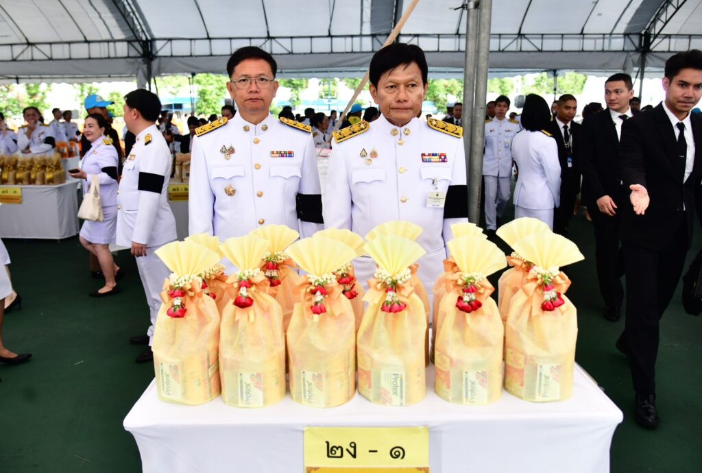 กทม.ตักบาตรทำบุญ เนื่องในวันพ่อแห่งชาติ