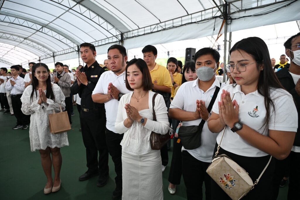 กทม.ตักบาตรทำบุญ เนื่องในวันพ่อแห่งชาติ