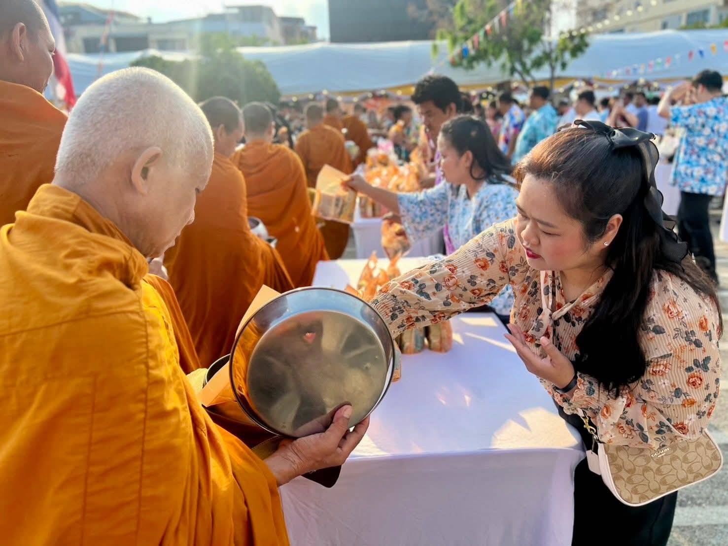 ประชาชนทําบุญตักบาตรวันสงกรานต์คึกคัก