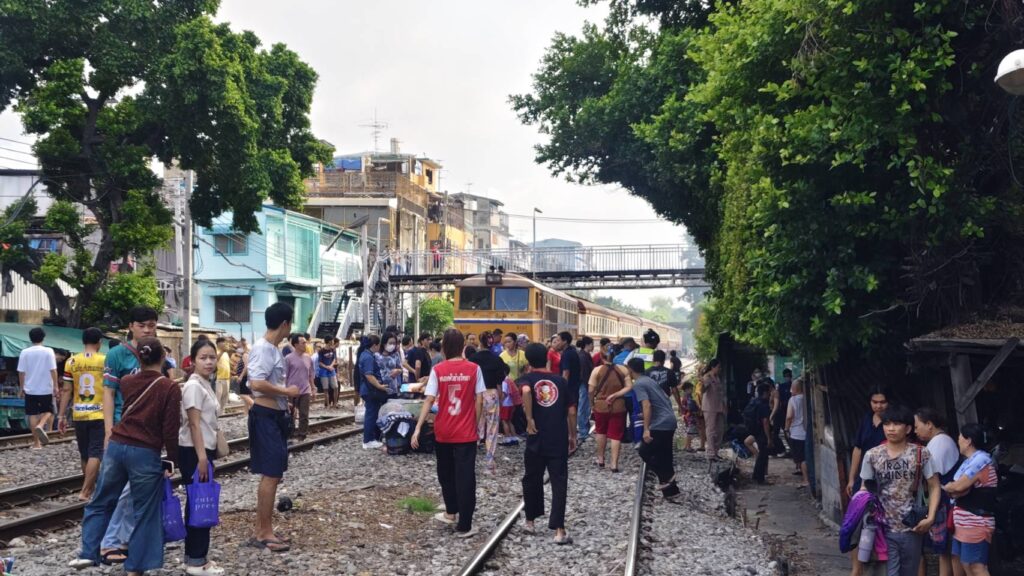 ไฟไหม้บ้านปชช.ย่านพระราม 6 เจ็บ 2 จนท.เร่งคุมเพลิง