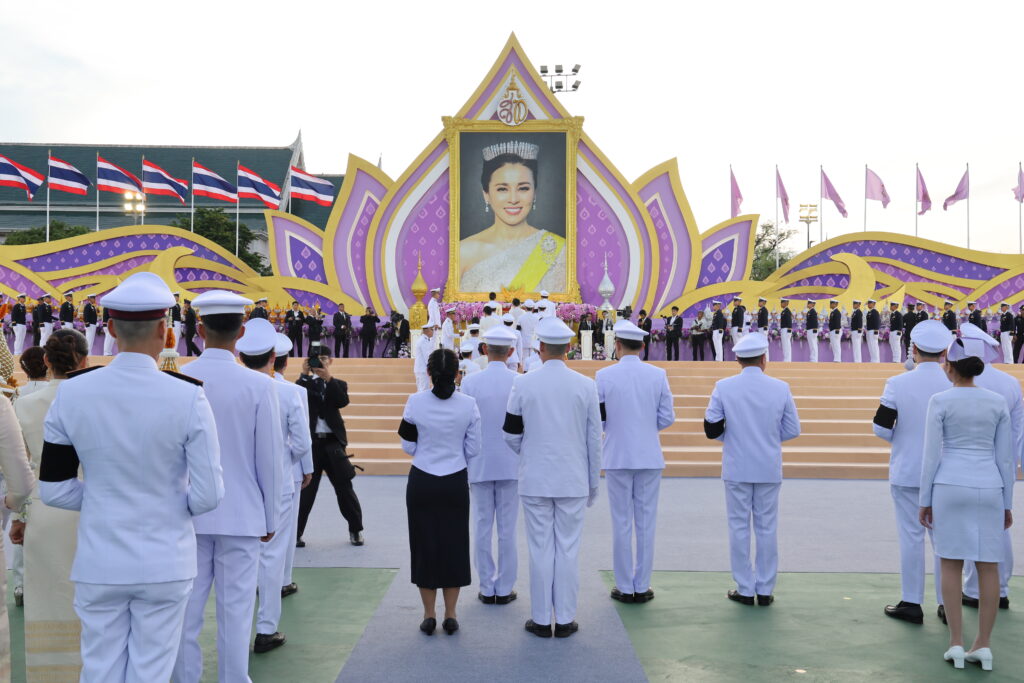 กลุ่มเบญจจินดาร่วมพิธีทำบุญตักบาตรและจุดเทียนชัยเนื่องในวันเ