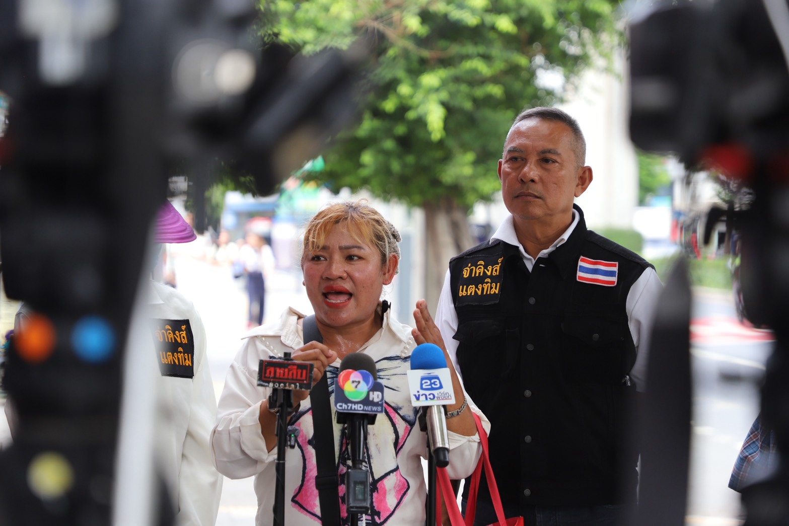 “จ่าคิงส์” พาผู้เสียหายร้องกองปราบ ถูกรถบรรทุกชนสา