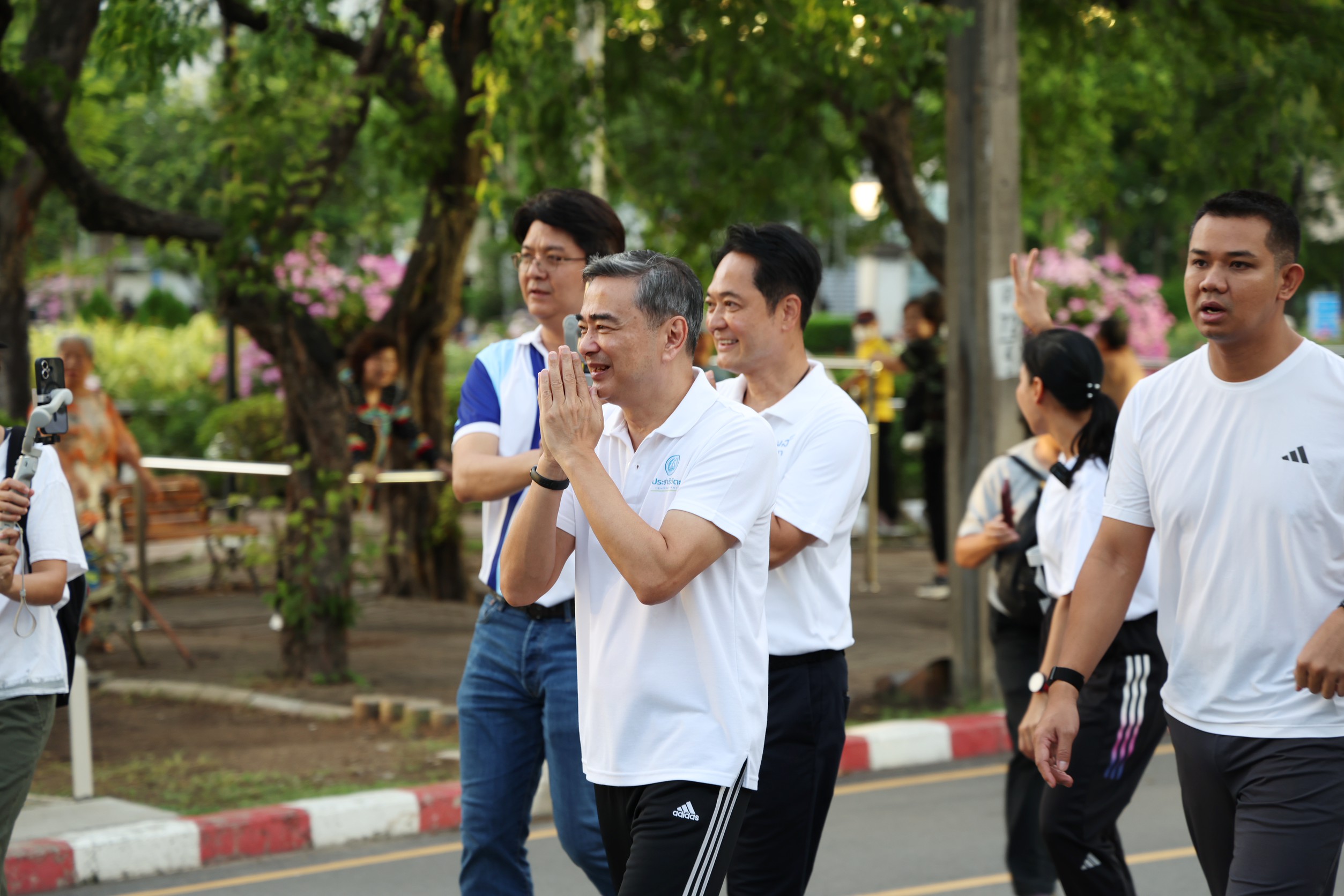 “อนุชา” ควง “อภิสิทธิ์” ลุยสวนลุมฯ ชูเพิ่มสวนหย่อม