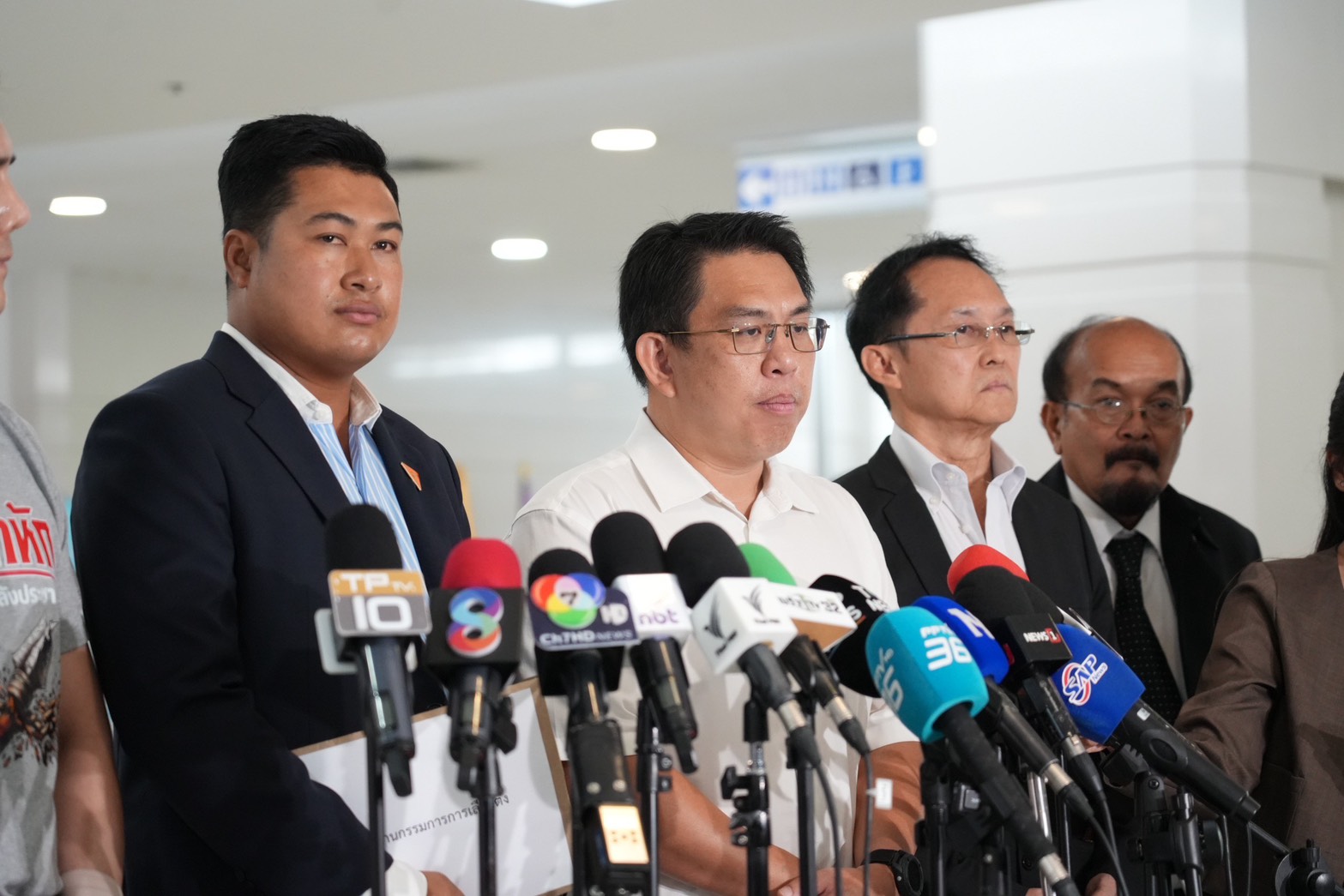 ปชน.ร้องป.ป.ช.-กกต. สอบแชตไลน์อธิบดีปกครอง “ช่วยน้
